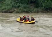 Memilukan, Masruri Hilang Terseret Arus Saat Mengevakuasi Ibu Mertua yang Sudah Tak Bernyawa di Sungai Gung