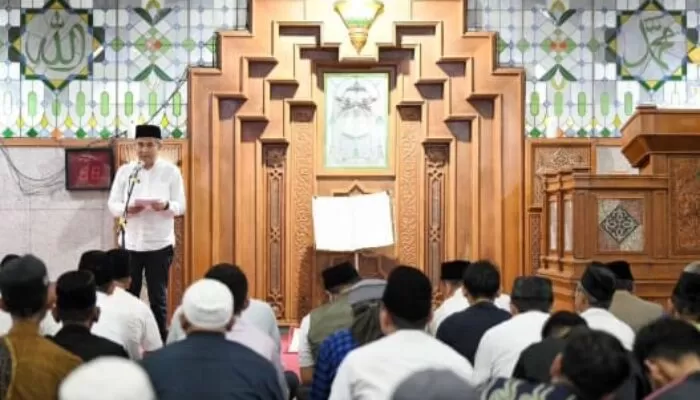 Tarawih Keliling di Pusdai, Bey Bagikan Santunan kepada Duafa dan Marbut