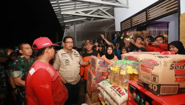 Pj Gubernur Jateng Tinjau Banjir Pekalongan, Serahkan Bantuan Senilai Rp160 Juta