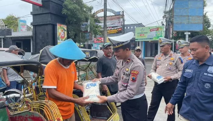 Hari Terakhir Operasi Keselamatan Lalu Lintas Candi, Polres Blora Bagikan Bansos 