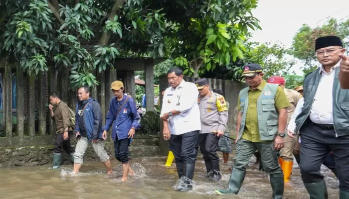 Tinjau Banjir Jepara dan Demak, Pj Gubernur Jateng Minta Tanggul-Tanggul Sungai Dievaluasi
