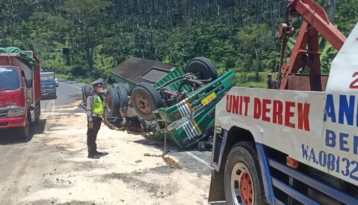 Kecelakaan Tunggal, Truk Kontainer Muatan Triplek terguling di Jalan Tikungan 