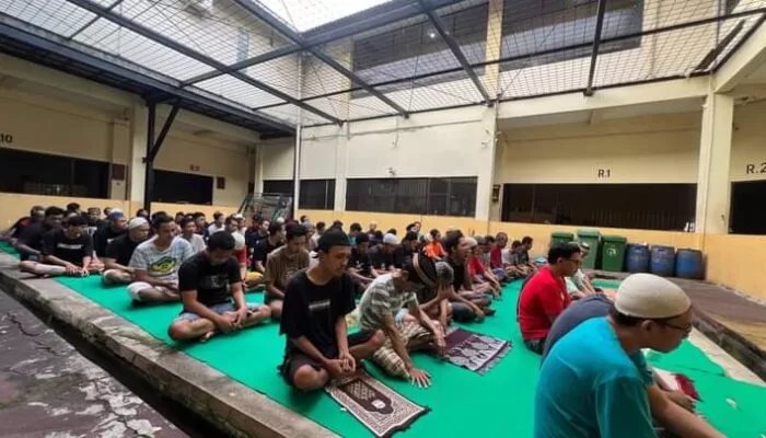 Polrestabes Semarang Fasilitasi Narapidana Shalat Id di Dalam Jeruji Penjara 