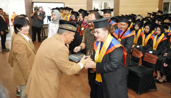 Ikuti Yudisium FISIP Undip, Mbak Ita Berharap Wisudawan Berikan Kontribusi Lebih untuk Masyarakat