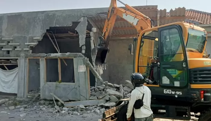 Tak Berizin, Bangunan Kios di Bambankerep Ngaliyan Dirobohkan