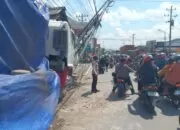 Rem Tidak Berfungsi, Truk Mixer Tabrak Pagar Minimarket di Ungaran