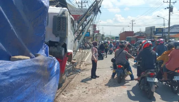 Rem Tidak Berfungsi, Truk Mixer Tabrak Pagar Minimarket di Ungaran