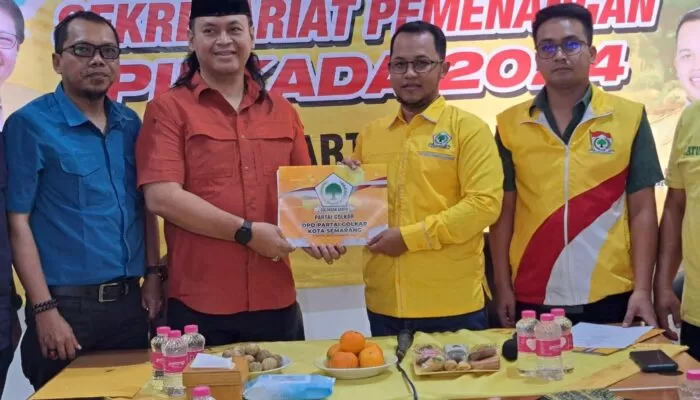 Bersama Relawannya Ketua MPW Pemuda Pancasila Bambang Eko Purnomo Datangi Partai Golkar