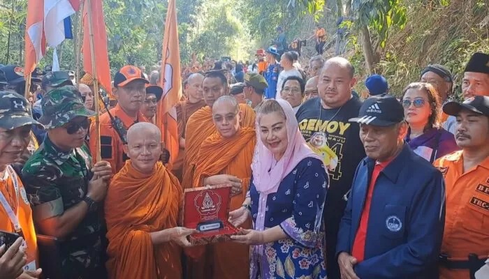 Wali Kota Semarang Lepas Perjalanan Bhikkhu Thudong dari Semarang ke Candi Borobudur