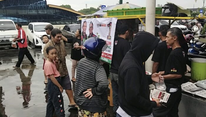 Relawan Aja Pedhot Ayot Kota Surakarta adakan Bhakti Sosial di Pasar Legi untuk Sosialisasikan Teguh Bambang dan Andika Hendi
