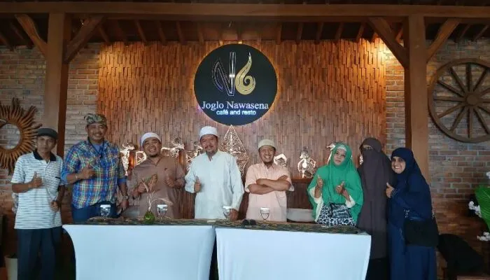 Di Joglo Nawasena Cafe n Resto Yang Nyaman dan Asri Warga Grup Ngaji Bareng Bersilaturahmi dan Diskusi