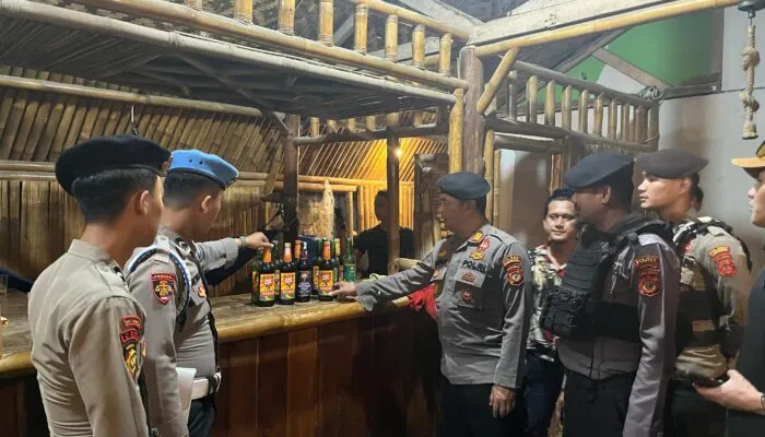 Polres Pangandaran Razia Tempat Hiburan Malam, Puluhan Botol Miras Disita
