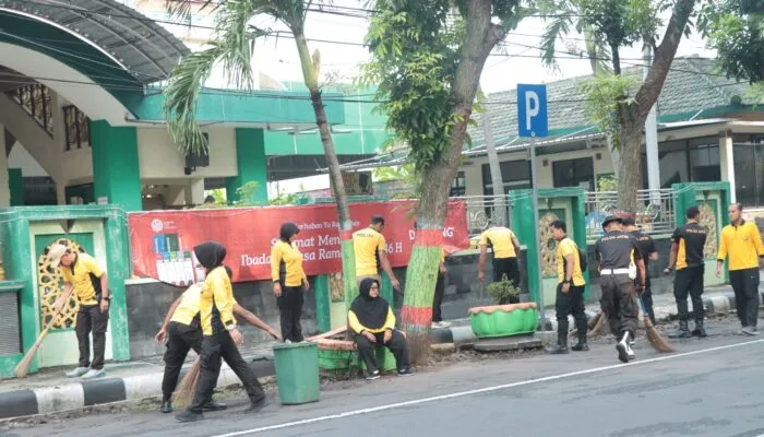 Sambut Ramadhan, Polres Nganjuk Bersihkan Masjid di Kota dan Polsek Jajaran