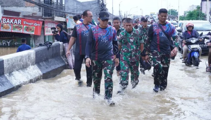 Tim Satgas Siaga Bencana Koops Udara I Bantu Evakuasi Warga Kalibata Terdampak Banjir