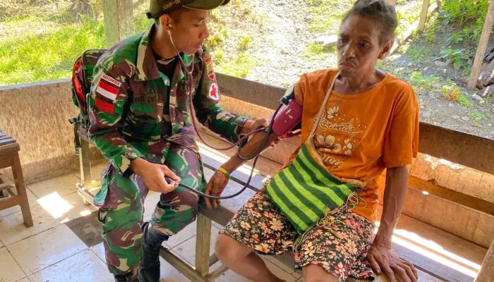 Satgas Yonif 131/BRS Berikan Pelayanan Kesehatan Bagi Masyarakat papua