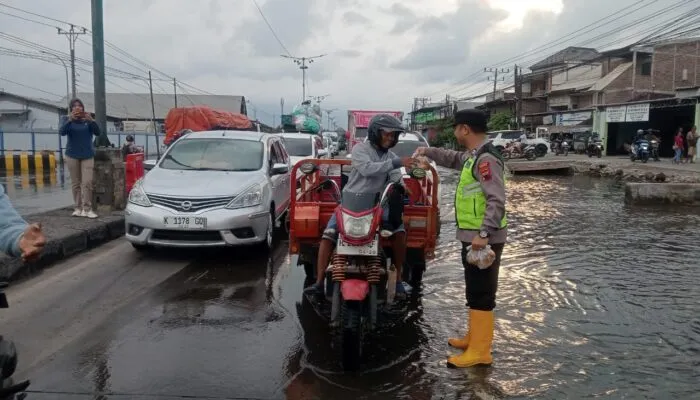 Bantu Pengguna Jalan Terdampak Rob, Polsek Sayung Bagikan Takjil di Pantura