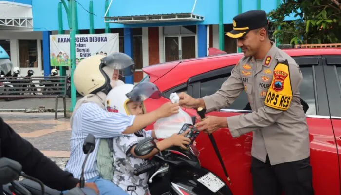 Polres Demak Kembali Bagikan Takjil, Sambil Patroli Ngabuburit 