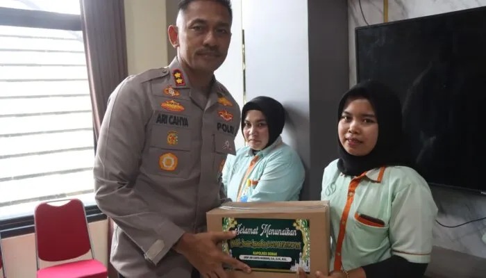 Kapolres Demak Berbagi Berkah Ramadhan, Salurkan Bansos untuk Cleaning Service