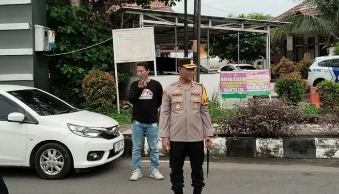 Polres Pangandaran Bagikan Takjil Gratis untuk Pengguna Jalan Saat Ngabuburit di Bulan Ramadan