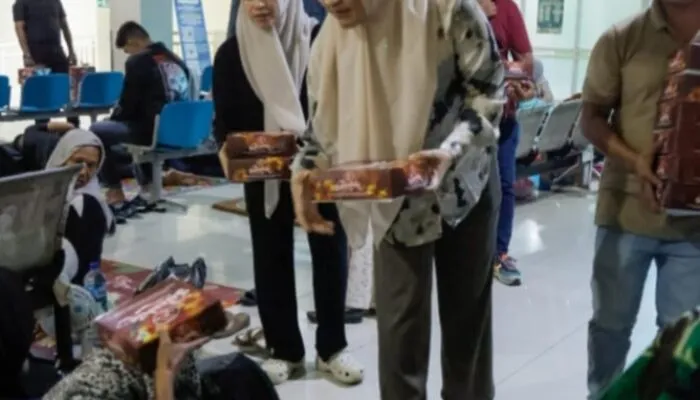 Istri Gubernur Aceh Bagikan Sahur untuk Warga di Banda Aceh, 230 Nasi Kotak dan 200 Paket Sembako Tersalurkan