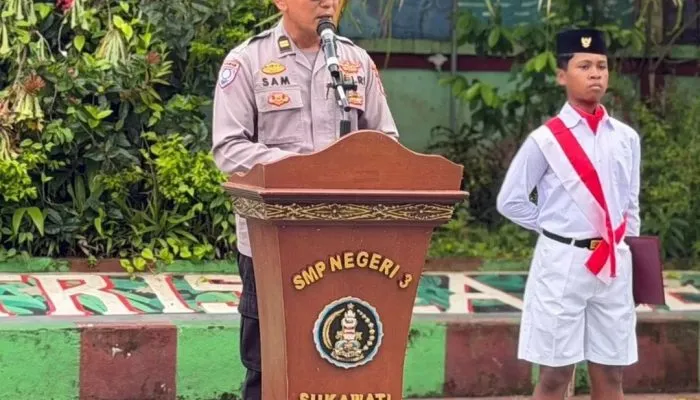 Kanit Binmas Polsek Sukawati Jadi Pembina Upacara di SMP Negeri 3 Sukawati, Tekankan Disiplin dan Cegah Bullying