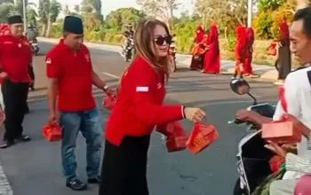 Srikandi MADAS Sedarah Turun ke Jalan, Bagi Ratusan Takjil untuk Warga Tanah Merah Bangkalan