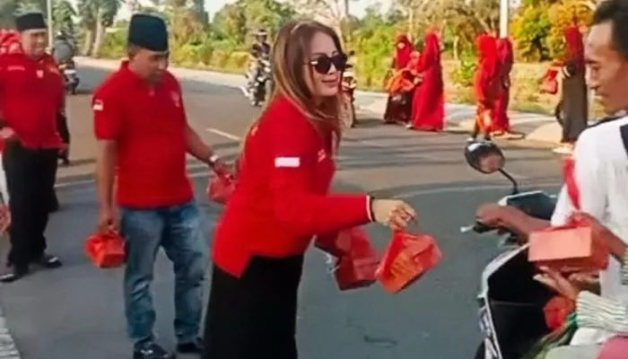 Srikandi MADAS Sedarah Turun ke Jalan, Bagi Ratusan Takjil untuk Warga Tanah Merah Bangkalan