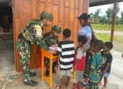 Tebar Kasih di Tanah Papua, Satgas Yonif 521/DY Berbagi Alkitab di Gereja GBI Shekinah