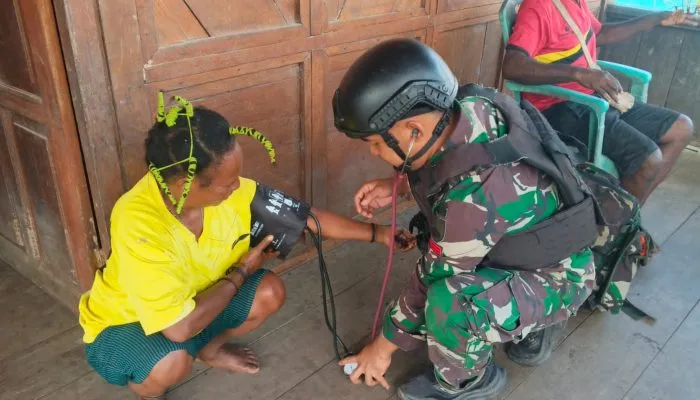 Satgas Yonif 410/Alugoro Berikan Layanan Kesehatan Gratis di Teluk Bintuni, Papua Barat