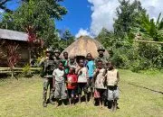 Kampung Bersih Papuaku Indah, Satgas Yonif 521/DY Bersama Warga Bersihkan Rumah Tokoh Masyarakat di Kelila