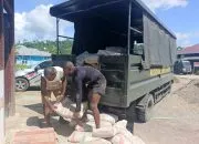 Warga Antusias Bantu Distribusi Material Semen di Lokasi TMMD Ke-128 Kodim 1801/Manokwari