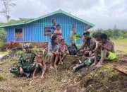 Satgas Yonif 521/DY Gelar Anjangsana dan Bagikan Sembako di Apalapsili