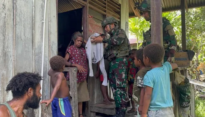 Satgas Yonif 521/DY Bagikan Pakaian Layak Pakai untuk Warga Distrik Benawa Papua Pegunungan
