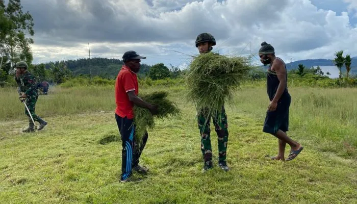 Satgas Yonif 521/DY dan Warga Gelar Karya Bakti Bersihkan Kampung Walkep