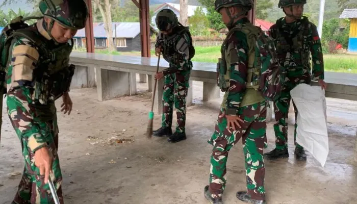 Satgas Yonif 521/DY dan Warga Gotong Royong Bersihkan Pasar Bolakme, Wujudkan Lingkungan Sehat dan Nyaman