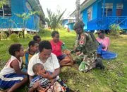 Satgas Yonif 521/DY Bagikan Buku dan Edukasi Kesehatan kepada Anak-Anak di Kobakma Papua