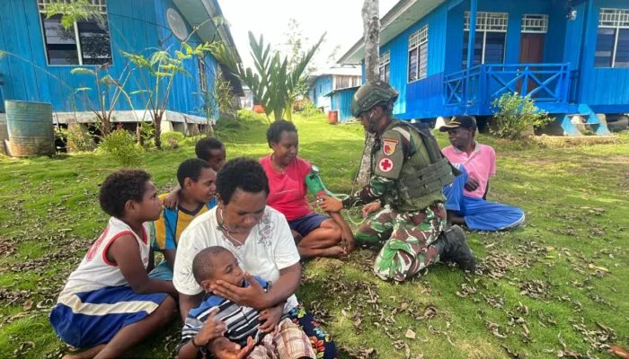 Satgas Yonif 521/DY Bagikan Buku dan Edukasi Kesehatan kepada Anak-Anak di Kobakma Papua