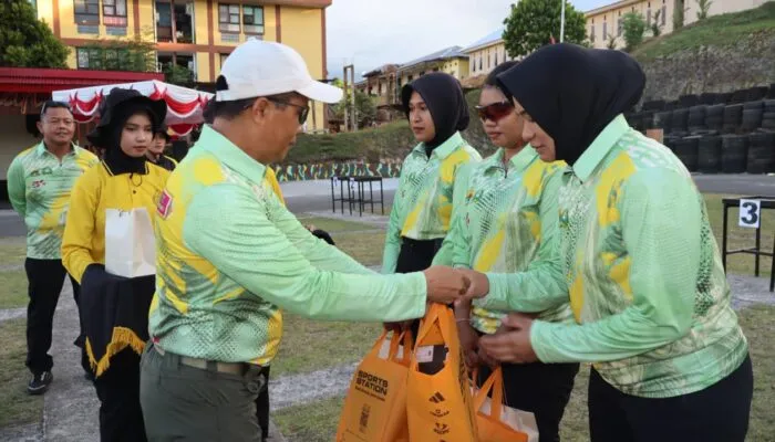 Polwan Polda Papua Barat dan Kowad Kodam XVIII/Kasuari Perkuat Sinergi Melalui Ekshibisi Menembak Persahabatan