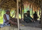 Satgas Yonif 521/DY Bagikan Bibit Gratis dan Dampingi Warga Berkebun, Perkuat Ketahanan Pangan di Yalimo