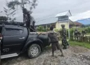 Satgas Yonif 521/DY Gotong Royong Bangun Pagar Pondok Pesantren Al Istiqomah di Walesi