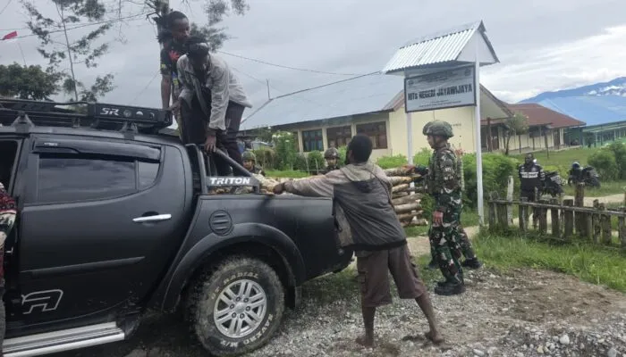 Satgas Yonif 521/DY Gotong Royong Bangun Pagar Pondok Pesantren Al Istiqomah di Walesi