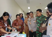 Warga Padati Bakti Kesehatan HUT Bhayangkara ke-80 di Manokwari, Wujud Nyata Sinergi TNI-Polri