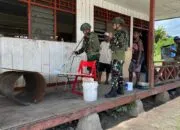 Satgas Yonif 521/DY Bantu Renovasi Kantor Distrik Apalapsili, Perkuat Sinergi TNI dan Pemda YALIMO