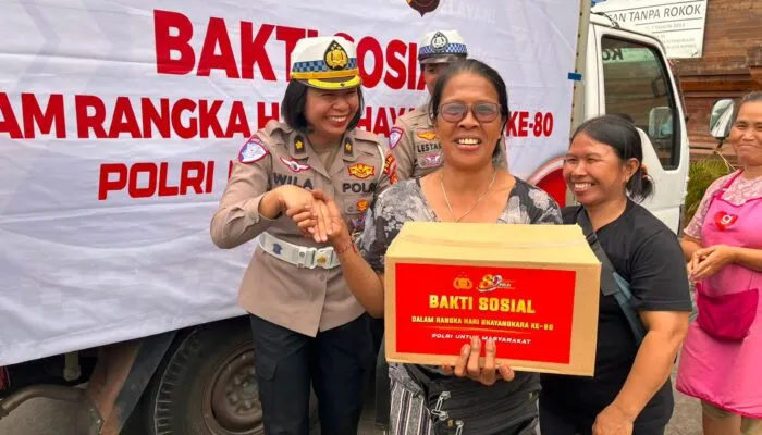Sambut Hari Bhayangkara ke-80, Polda Bali Bagikan 300 Paket Sembako kepada Buruh Angkut di Pasar Kumbasari