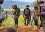 Bahu-Membahu dengan warga, Pos Walesi Satgas Pamtas RI-PNG Kewilayahan Yonif 645/Gardatama Yudha Bersama Warga Asolipele Gelar Gotong Royong Pemakaman