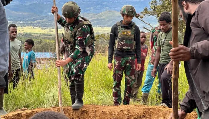 Bahu-Membahu dengan warga, Pos Walesi Satgas Pamtas RI-PNG Kewilayahan Yonif 645/Gardatama Yudha Bersama Warga Asolipele Gelar Gotong Royong Pemakaman
