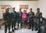Satgas Pamtas RI-Malaysia Yonarmed 19/Bogani Terima Penyerahan Senjata Api Dari Warga Perbatasan di Kecamatan Sajingan Besar