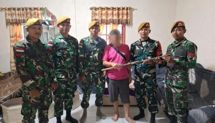 Satgas Pamtas RI-Malaysia Yonarmed 19/Bogani Terima Penyerahan Senjata Api Dari Warga Perbatasan di Kecamatan Sajingan Besar