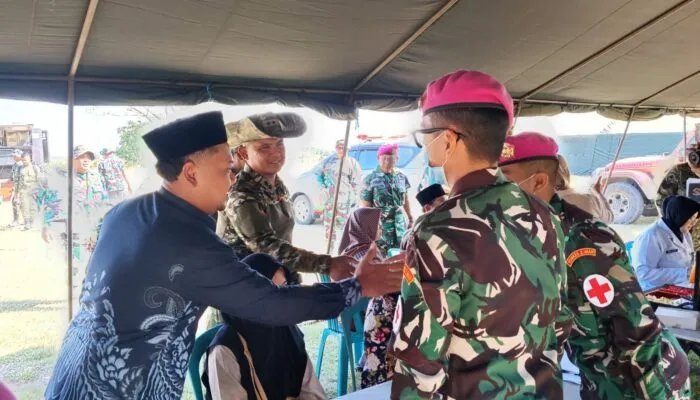 Tutup Latihan Tempur di Gresik, Menbanpur 2 Marinir Gelar Aksi Sosial untuk Warga