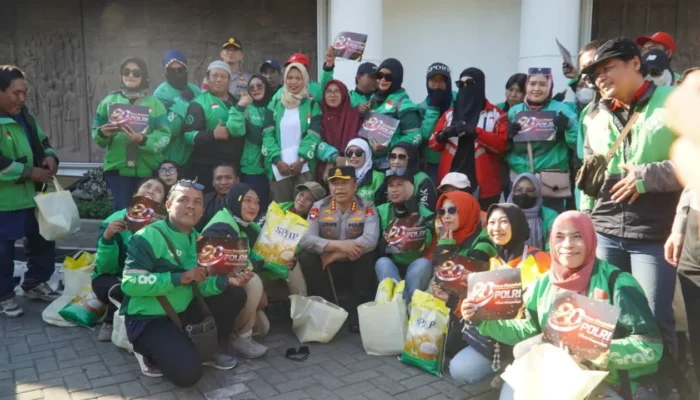 Polrestabes Surabaya Salurkan Ratusan Paket Sembako di Momen Hari Bhayangkara ke-80